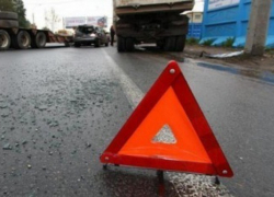 На Кубани, мужчина, который угнал с СТО КамАЗ, врезался в такси