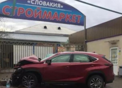 Водитель без документов на «Лексусе» протаранил стену в Сочи 