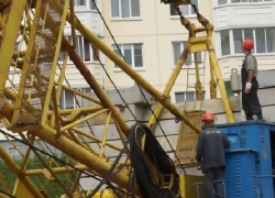 В Краснодаре на стройке рухнул башенный кран 