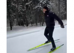 «Зима до мая»: кубанский миллиардер прокатился на лыжах по заснеженному склону