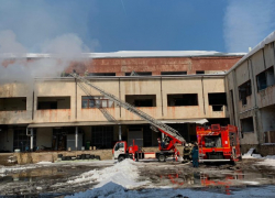 В Краснодаре на улице Седина загорелось производственное помещение