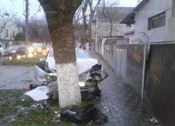 В Анапе пьяный водитель на скорости снес "Ауди" и врезался в дерево