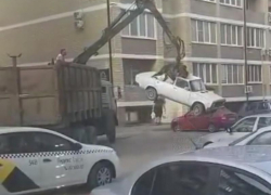 Беспощадный «эвакуатор» раздавил машину в Краснодаре