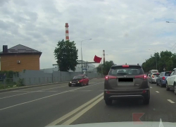 BMW в Краснодаре потерял капот на ходу, но это его не остановило