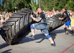 В Анапе бравые парни потягаются силой с грузовиком 
