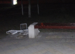 Вандалы устроили погром на центральной аллее Армавира