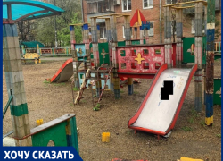 В Краснодаре разрушающаяся детская площадка превратилась в место сборищ маргиналов