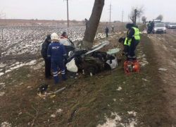 Водитель не справился с управлением и погиб в Славянском районе: он врезался в дерево
