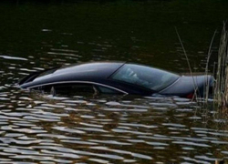 Во время потопа в Сочи Toyota унесло в реку: погиб полицейский, его жену и дочь ищут