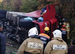 Водитель фуры оказался зажатым в кабине после ДТП на Кубани