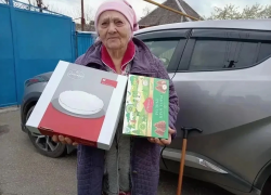 С 90-летним юбилеем депутат Гордумы поздравил жительницу хутора Ленина