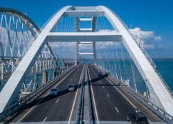 По Крымскому мосту проехали первые большегрузы