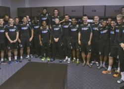 Футболисты и болельщики ФК «Краснодар» поздравили тренера с полувековым юбилеем