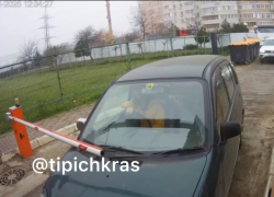 «У меня же время, бонус потеряю»: в Краснодаре курьер протаранила шлагбаум ради заказа