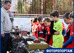 Оркестр, кинологи с собаками и выставка оружия: как прошёл детский футбольный турнир в Краснодаре
