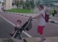 Сбивший в Сочи на переходе коляску с ребенком скутерист попал на видео