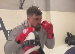 «Новый Тайсон»: в Сочи Баста показал удар и спел на открытии боксерского форума