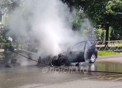 В Краснодаре на улице Гидростроителей сгорел автомобиль
