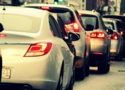 В огромную пробку попали водители, возвращаясь с Черноморского побережья