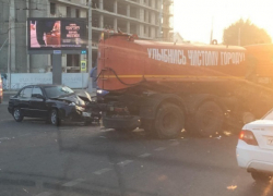 В центре Краснодара легковушка протаранила грузовик