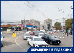 Наглые водители перекрывают путь трамваям в Краснодаре