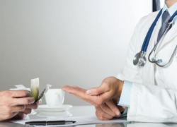 На Кубани 358 медиков не получили около трех миллионов соцподдержки 