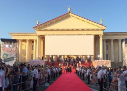  В Зимнем театре Сочи началась церемония закрытия фестиваля «Кинотавр»