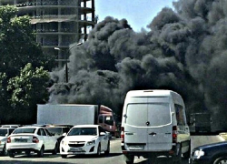 В Краснодаре вспыхнул склад стройматериалов рядом с жилым домом
