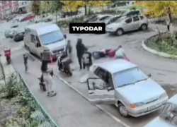 Избиение курьера после наезда на ребенка показали на всю Россию