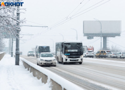 Ветер сносит транспорт, а трассы сковывает гололед: что происходит на дорогах Кубани