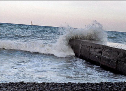 В Сочи мужчина свалился в море с волнореза