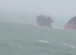 В Краснодарском крае сломался пополам и тонет сухогруз с людьми