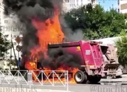В Краснодаре загорелся мусоровоз
