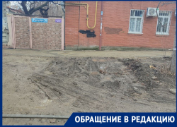 Заезды к дворам превратились в грязевые болота после благоустройства дорожек в Краснодаре