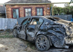 На Кубани водитель Lexus врезался в припаркованные машины и погиб