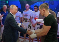 Путин наградил победителя международного турнира по самбо в Сочи