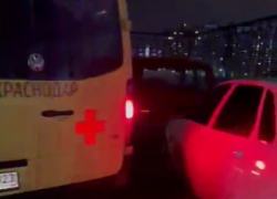 В Краснодаре скорая помощь не смогла выехать к пациенту из-за заблокировавших её машин