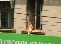 Двухлетнего ребенка в открытом окне второго этажа спасли прохожие в Краснодаре