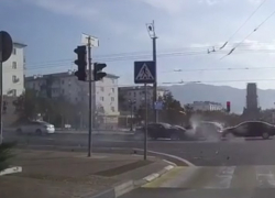 Появилось видео момента массовой аварии, парализовавшей движение в Новороссийске