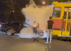 В Краснодаре трамвай сошел с рельсов от столкновения с иномаркой и протаранил светофор