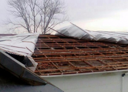Ветер сорвал крышу школы в станице Бакинской   