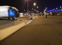 Водитель фуры насмерть сбил прохожего на парковке ТРЦ Oz Mall в Краснодаре