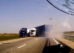 Авария на Кубани, в которой два "торопыги" подрезали фуру, попала на видео