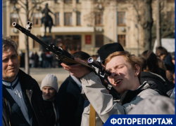 Оружие времен ВОВ и символы эпохи показали краснодарцам на выставке ко Дню освобождения