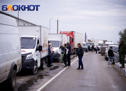 Вереница из 500 машин встала на мосту к Краснодарскому краю  