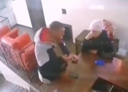 Пьяный краснодарец накинулся с кулаками на сотрудницу бани и скрылся