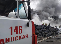 Под Краснодаром полыхает ангар с автомобильными шинами 