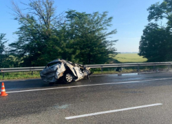 В районе Усть-Лабинска произошло смертельное ДТП с участием трех автомобилей