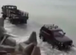 В Сочи заехавшую в море «Ниву» вытаскивали грузовиком