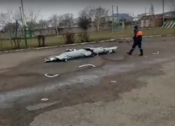  С боевого самолета на автошколу и бывший молзавод упали топливные баки в Ейске 